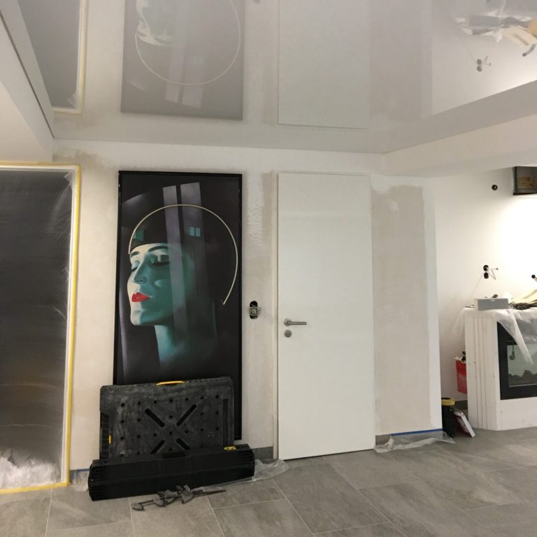 weiß glänzende Spanndecke mit imposanter Spiegelung