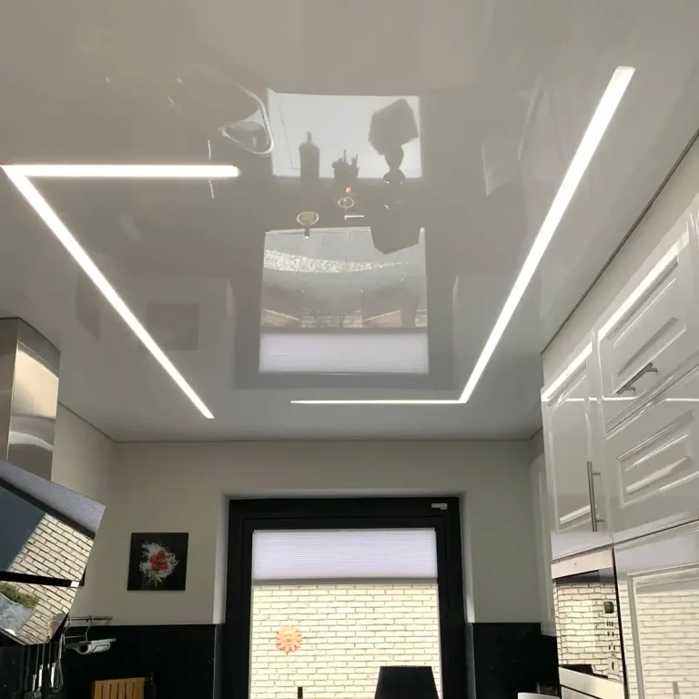 Spanndecke mit Lichtlinien
