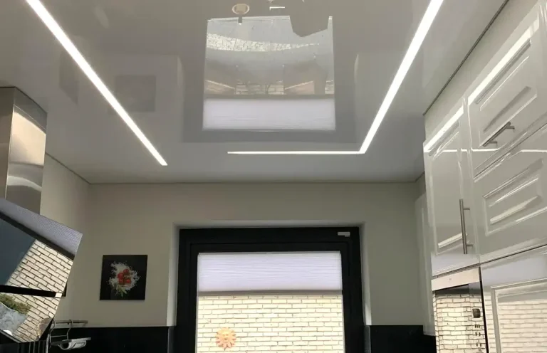 Glänzende Spanndecke in einer Küche mit eingebauten Lichtlinien in LED