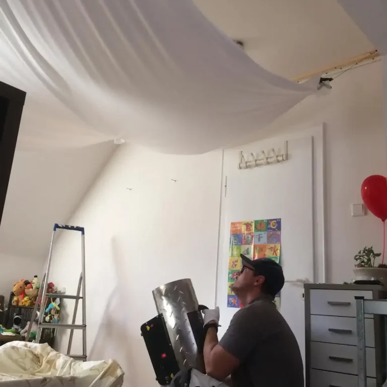 Installation einer Spanndecke