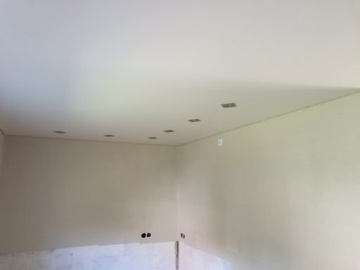 matte Spanndecke mit Einbaustrahlern