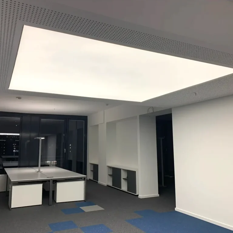 Büro mit Lichtdecke