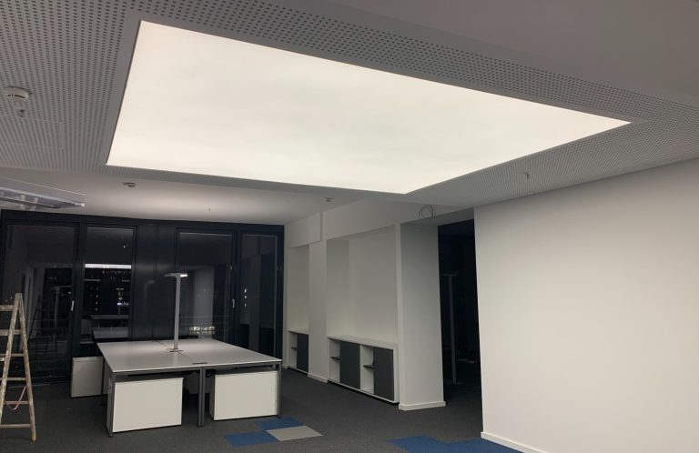 Spanndecke als Lichtdecke mit Tageslicht LED im Bürokomplex